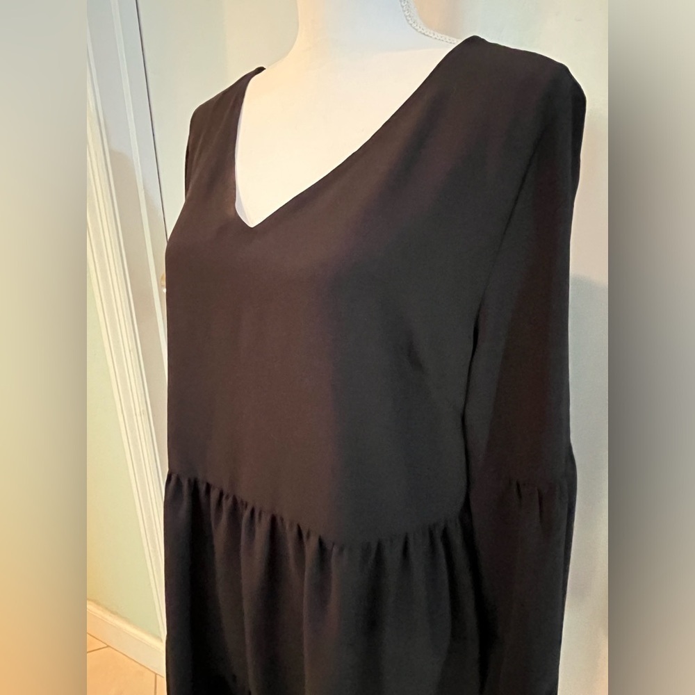Women’s loose fit, v neck dress, size large, black - Picture 3 of 9